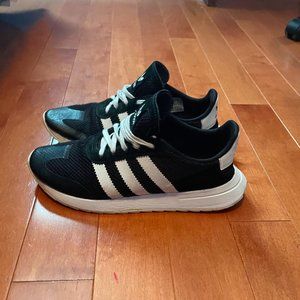 ADIDAS SIZE 9 (BLACK/WHITE)